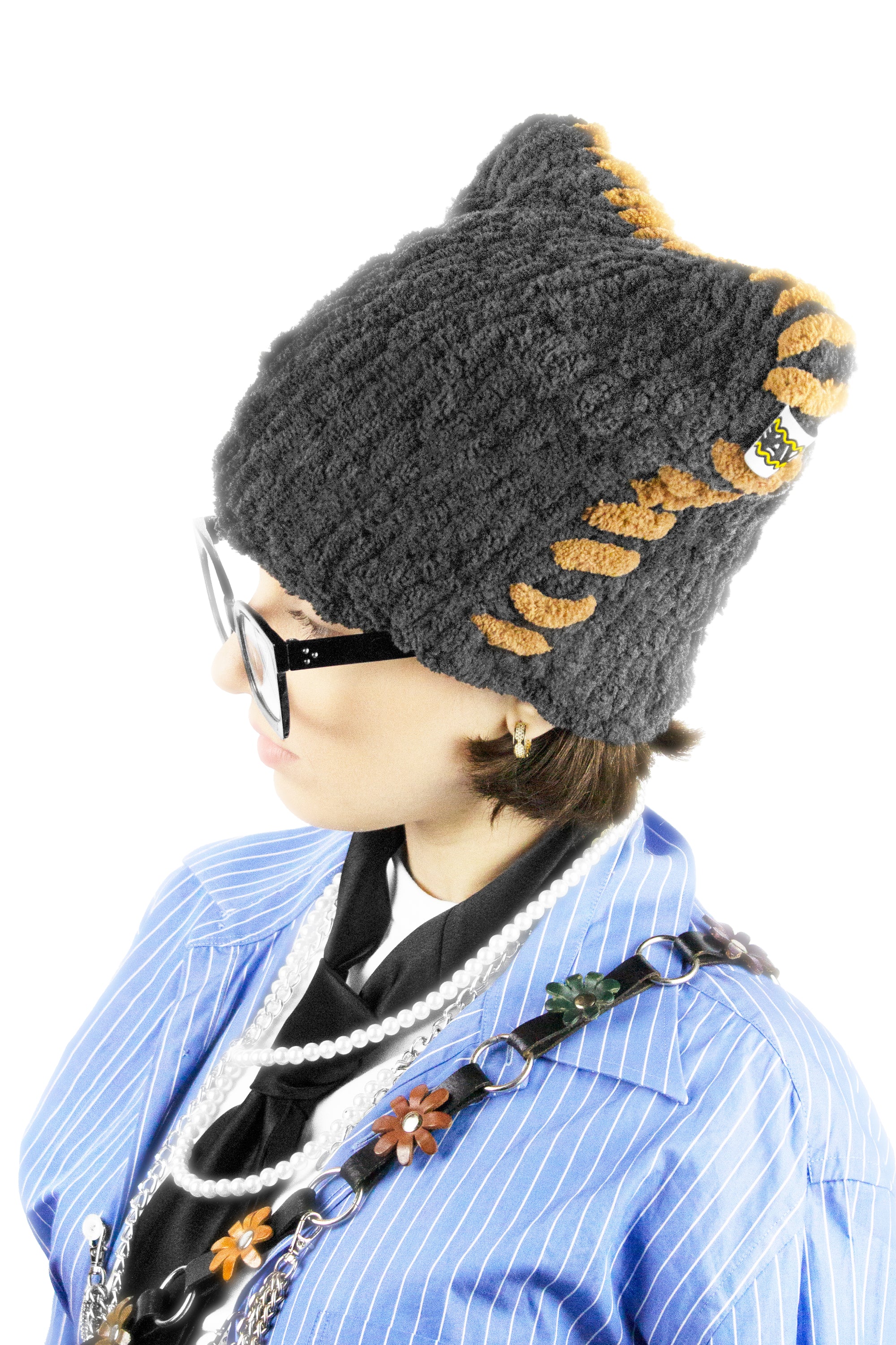 Side angle of the Charcoal Catnie emphasizing its close, structured fit.