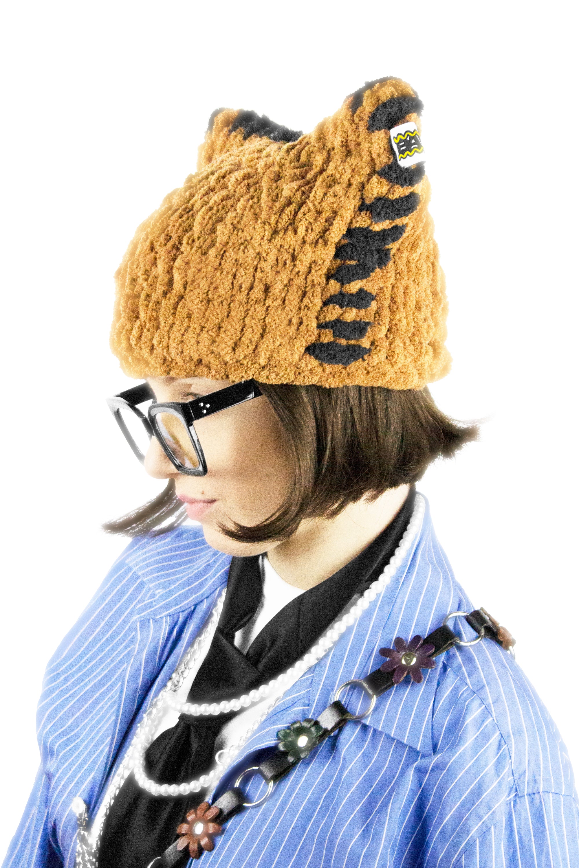 Side view of the Chocolate Catnie highlighting the compact fit.